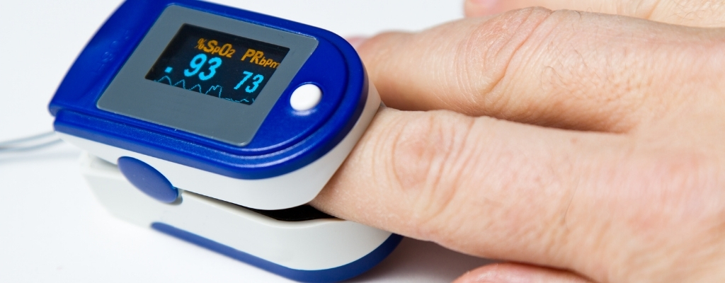 Dedo pulsioxímetro de saturación de oxígeno en sangre el monitor del ritmo  cardíaco y una rápida